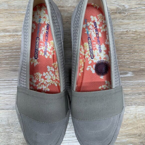 Skechers Relaxed Fit Taupe Slip Ons Women's Size 8.5 - Picture 2 of 6